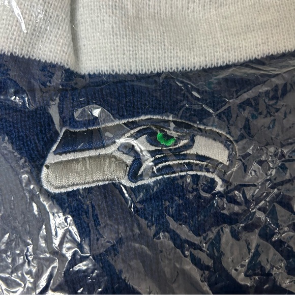 Seahawks toque - NEW in packaging. Nice logo, colours and pom pom - Picture 3 of 6
